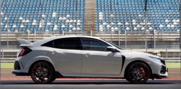 Двигател - 2,0-литров турбо, 4-цилиндров

Мощност - 310 к.с

0-100  - 5,4 секунди

Максимална скорост - 272 км/ч

След като сте видели Valkyrie, Pista и Superlegerra, какво друго? Какво ще кажете за 2018 Honda Civic Type-R ? Не очаквате да видите японската кола в гаража на Верстапен, но е факт. Е, вече не е част от колекцията му. Верстапен го продаде през 2021 година и дари парите за благотворителност. Сигурно си мислите, че това е служебна кола, подарена от Honda. Да -  100% прави сте.

Както може би знаете, Верстапен живее в Монако, но е холандец. Съобщава се, че той прекарва много време в семейния дом и там е карал тази кола. И то е навъртял над 50 000 км. Това вероятно е причината колата да бъде продадена само за 75 000 долара. Все пак това е невероятна реклама за Honda. Ако някога е имало някакво съмнение, че Civic Type R е най-добрият хотхеч, правен някога, просто си спомнете Верстапен!